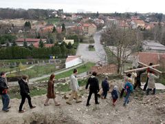 15:38 V pátek odpoledne si úděl Ježíše Krista připomněli projitím symbolické křížové cesty kolem kláštěrního komplexu.