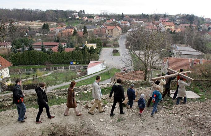 15:38 V pátek odpoledne si úděl Ježíše Krista připomněli projitím symbolické křížové cesty kolem kláštěrního komplexu.