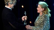 Wim Wenders předal cenu Catherine Deneuve.