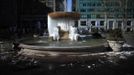 A fountain partially frozen into ice is seen at Bryant Park in New York, January 24, 2013. Frigid arctic air held the U.S. Midwest and Northeast in its icy grip on Wednesday, with the cold so dangerous that municipal emergency warming centers opened up and ski resorts shut down. Wintry conditions from Minneapolis to Washington marked the coldest conditions in many parts of the United States in four years, but were nowhere near the record lows for January, meteorologists said. REUTERS/Eduardo Munoz (UNITED STATES - Tags: ENVIRONMENT SOCIETY) Published: Led. 24, 2013, 7:48 odp.