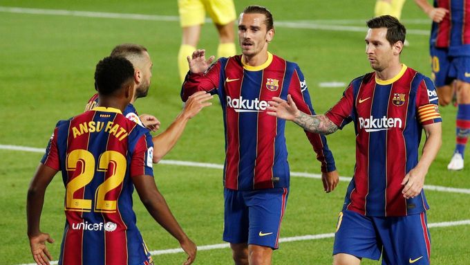 Fotbalisté Barcelony se radují z jedné ze čtyř branek do sítě Villarrealu.