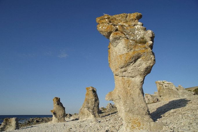 skalní útvary u pobřeží ostrova Gotland, Švédsko