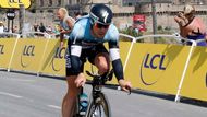 Lídr stáje Omega Pharma-Quick-Step, britský cyklista Mark Cavendish, to neměl ve středeční individuální časovce vůbec jednoduché. Poté, co ve finiši úterní etapy poslal ramenem k zemi Belgičana Toma Veelerse, na něj fanoušci kolem trati pískali a jeden z nich dokonce chrstnul na rodáka z ostrova Man láhev s močí. "Asi někteří diváci nebyli nadšeni tím, co se stalo včera, ale aby na něj nějaký idiot vylil moč? Mark není naštvaný, jen je hodně zklamaný, protože si myslí, že si tohle nezaslouží," řekl šéf belgické stáje Patrick Lefevre.