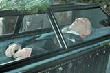 Zesnulý prezident republiky Edvard Beneš v rakvi s proskleným víkem, která byla umístěna na letní verandě vily v Sezimově Ústí.