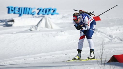 Lucie Charvátová v hromadném závodě na 12,5 km na ZOH 2022 v Pekingu
