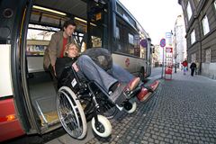 Doprava v Praze je pro vozíčkáře peklem. Přijde změna?