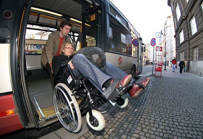 Zastupitelka Prahy Petra Kolínská nemohla na Magistrát přijet stanicí metra Staroměstská, protože tam není výtah pro vozíčkáře. Musela proto přesednout na autobus.