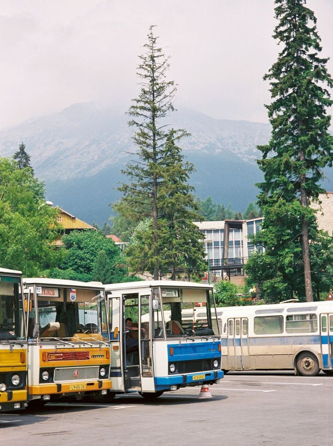 Zájezdové autobusy značky Karosa ve Starém Smokovci ve Vysokých Tatrách. Rok 1988