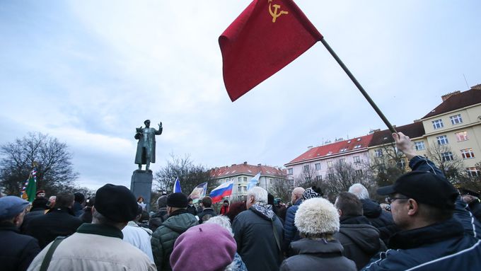 Maršál Koněv, rudá vlajka, srp a kladivo - to jde dohromady. Se svobodou dohromady nejde.