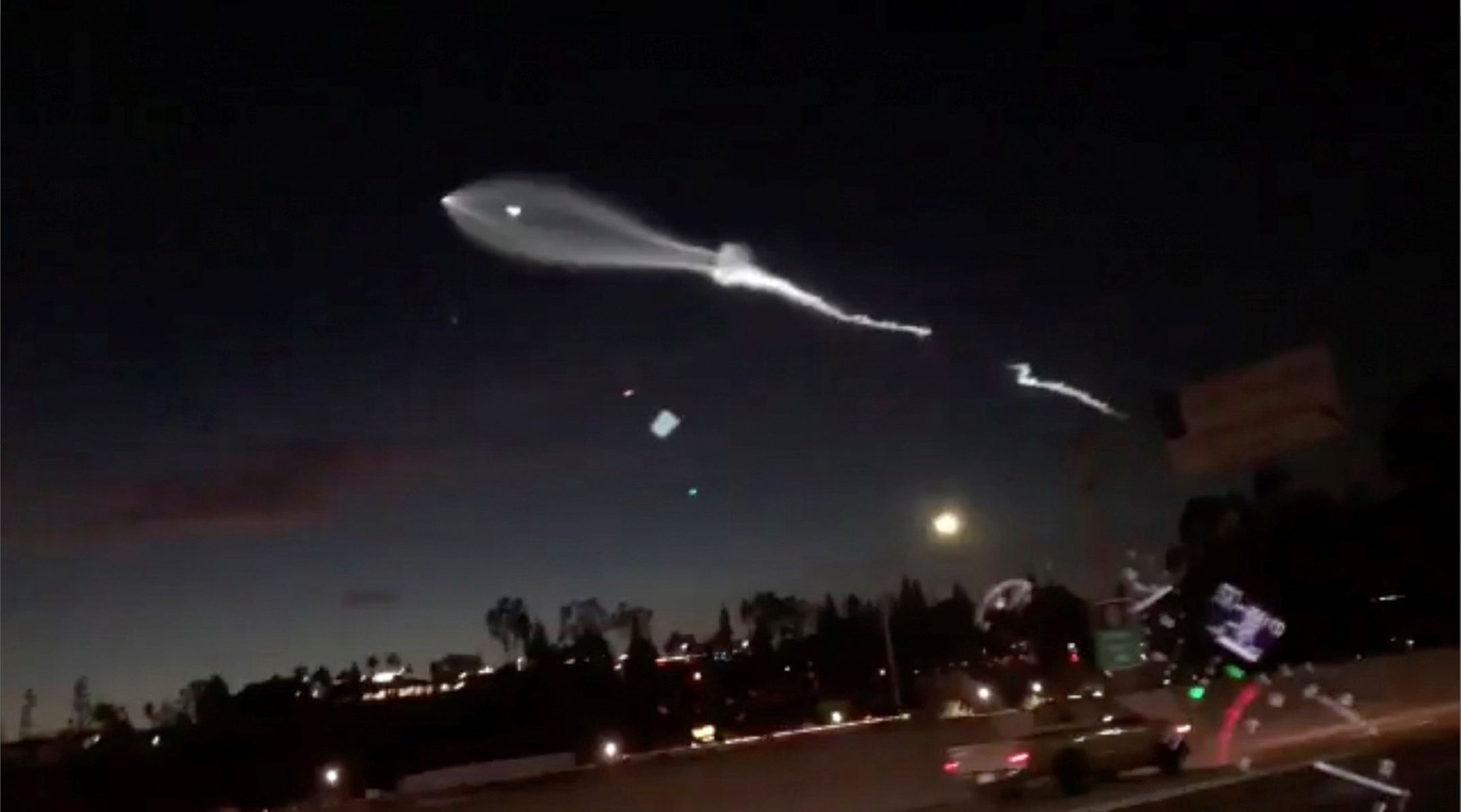 SpaceX - raketa Falcon 9 - efekt na nebi