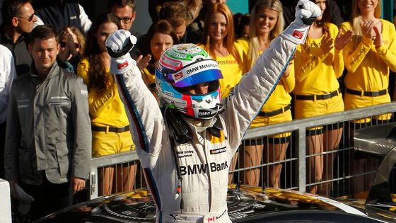 FOTO: Nervydrásající finiš DTM ovládl nováček BMW