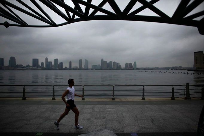 New York se zdánlivě vylidnil, na nábřežních promenádách bylo v sobotu dopoledne vidět jen osamělé běžce.