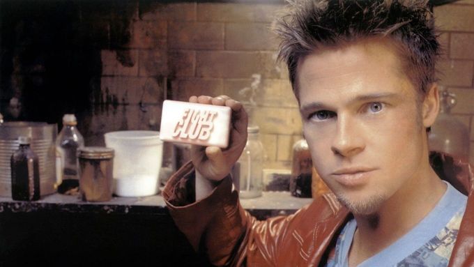 Brad Pitt ve filmu Klub rváčů z roku 1999.