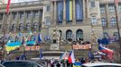 U Národního muzea v horní části Václavského náměstí se sešli lidé z iniciativy "Stojíme za Ukrajinou a její vlajkou".