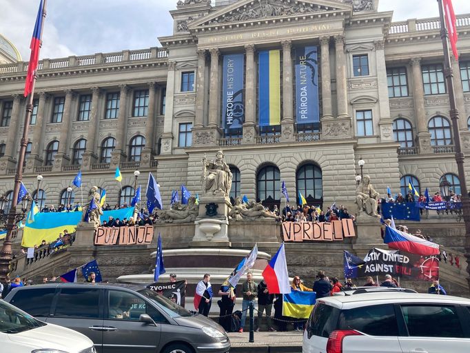 U Národního muzea v horní části Václavského náměstí se sešli lidé z iniciativy "Stojíme za Ukrajinou a její vlajkou".