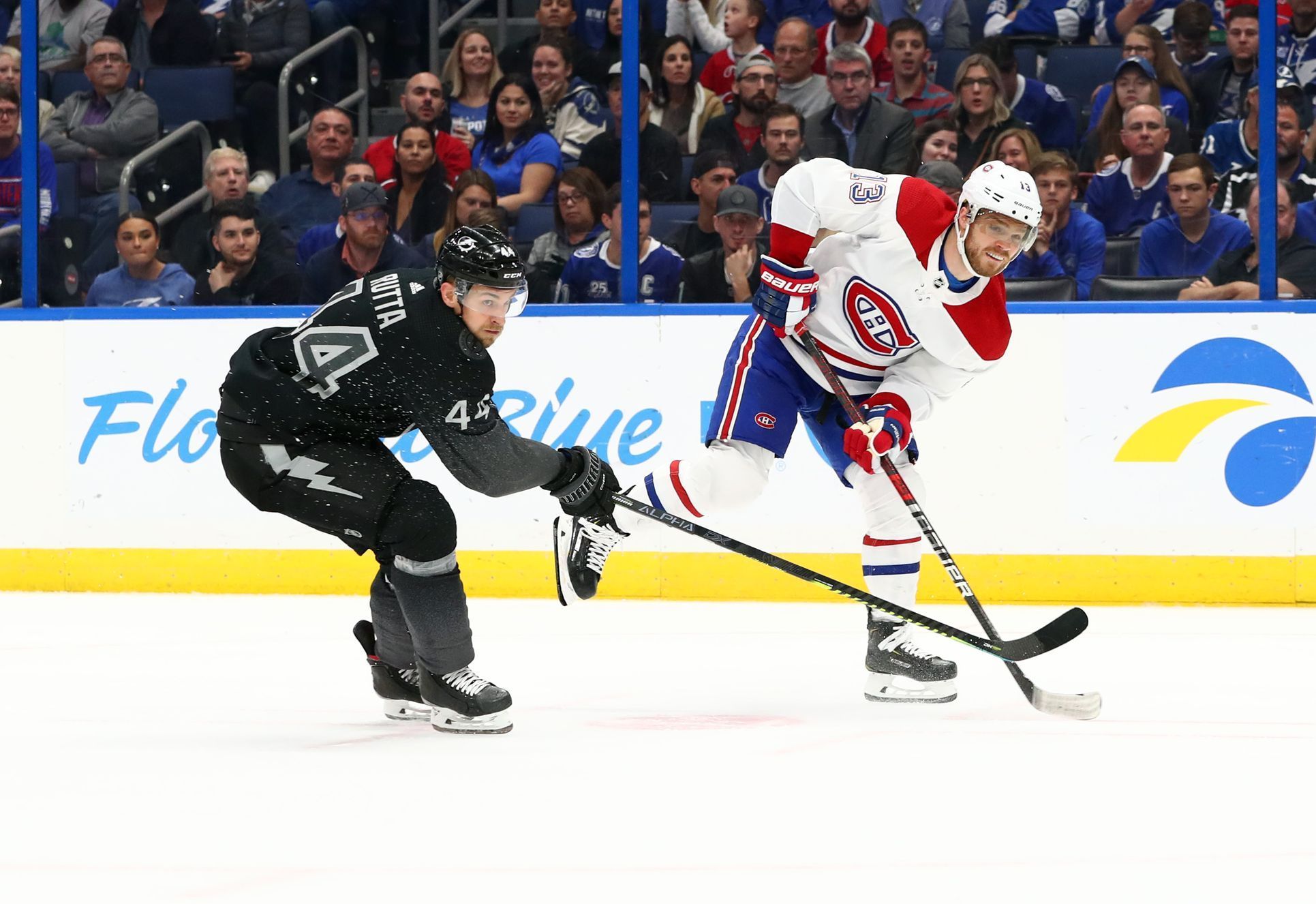 NHL 2019/20, Tampa Bay - Montreal: Jan Rutta (v černém) a Max Domi