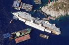 Alessandro Bianchi / srpen 2013: Letecký pohled na výletní loď Costa Concordia, která ztroskotala poblíž italského ostrova Giglio. Přes 4000 lidí, nacházejících se na palubě, muselo být evakuováno. Při ztroskotání lodi zemřelo 32 osob.