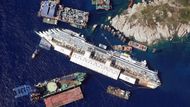 Alessandro Bianchi / srpen 2013: Letecký pohled na výletní loď Costa Concordia, která ztroskotala poblíž italského ostrova Giglio. Přes 4000 lidí, nacházejících se na palubě, muselo být evakuováno. Při ztroskotání lodi zemřelo 32 osob.