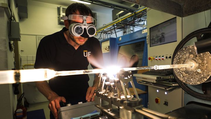 Foto: Češi světovou špičkou. Jak se vyrábí optická vlákna, díky nimž čtete tento text; Zdroj foto: Jakub Plíhal