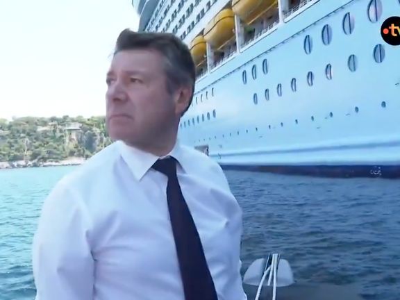 Starosta jihofrancouzského Nice se vydal v nafukovacím člunu k velké výletní lodi, aby posádce oznámil, že nemá oprávnění kotvit ve vodách poblíž města.