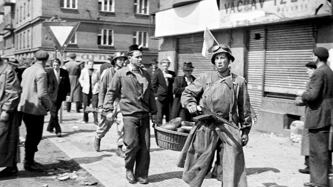 Zásobování barikádníků v Jeseniově ulici během pražského povstání, Praha, květen 1945.