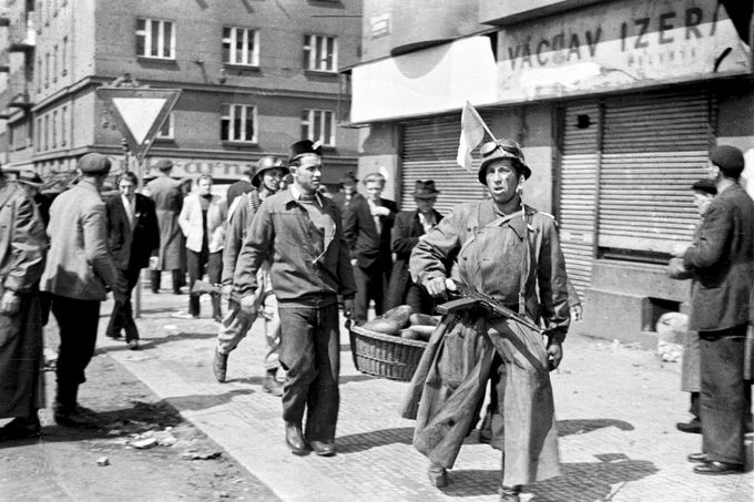 Zásobování barikádníků v Jeseniově ulici během pražského povstání, Praha, květen 1945.