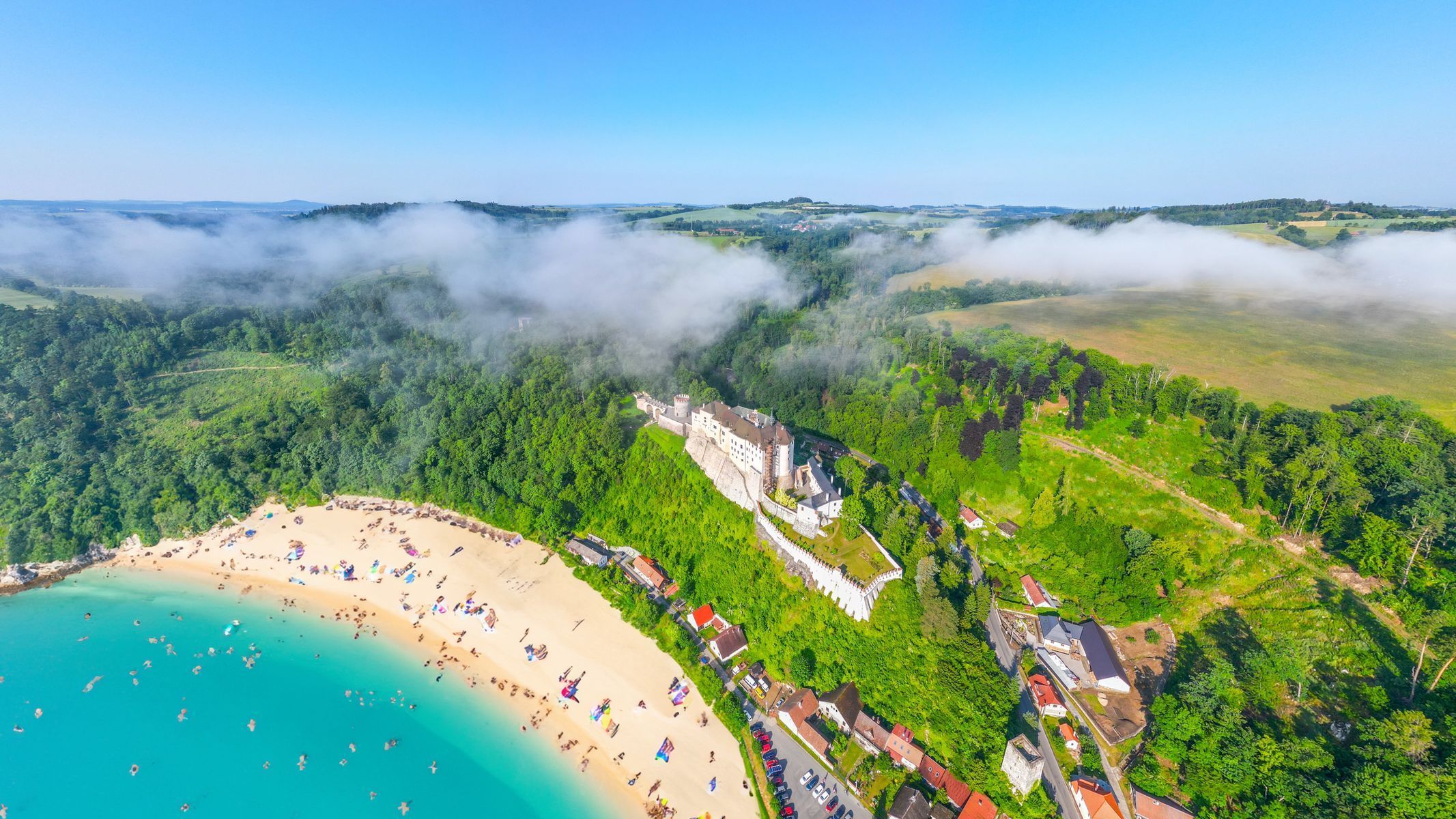 Jak by to vypadalo, kdyby Česko mělo své moře, koláž, umělá inteligence, fikce, moře, Česko, Magazín