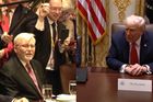 "Je přímo tam." Trump nevěděl, že jeho kritik je ve stejné místnosti. Pálil ostrými