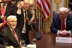 "Je přímo tam." Trump nevěděl, že jeho kritik je ve stejné místnosti. Pálil ostrými