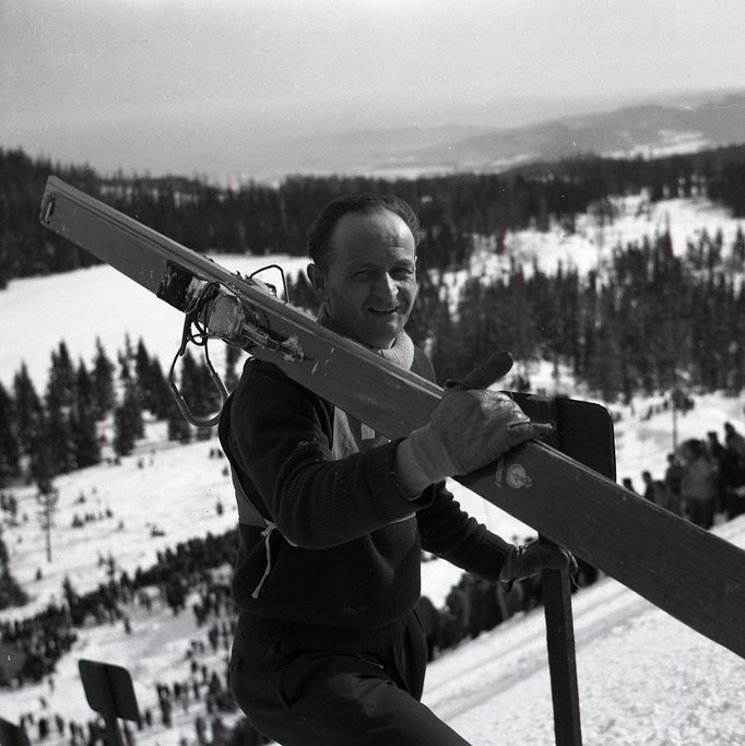 Skokan Miloslav Bělonožník na Štrbském plesu v roce 1955