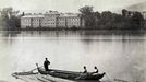 Margaret Island Grand Hotel, pohled z pešťského břehu Dunaje. Fotografie byla pořízena v letech 1880-1890