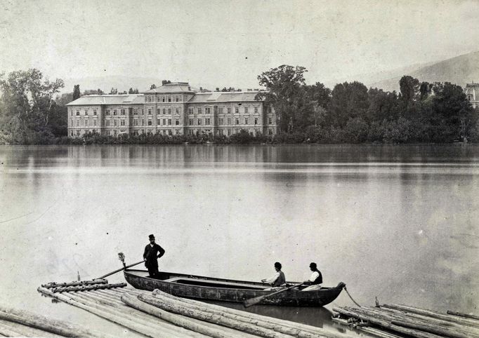 Margaret Island Grand Hotel, pohled z pešťského břehu Dunaje. Fotografie byla pořízena v letech 1880-1890