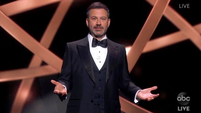 Kimmel v pondělí ve své talk show prohlásil, že "banda kolem Trumpova hnutí MAGA" se snaží na Kirkově vraždě vydělat politické body.