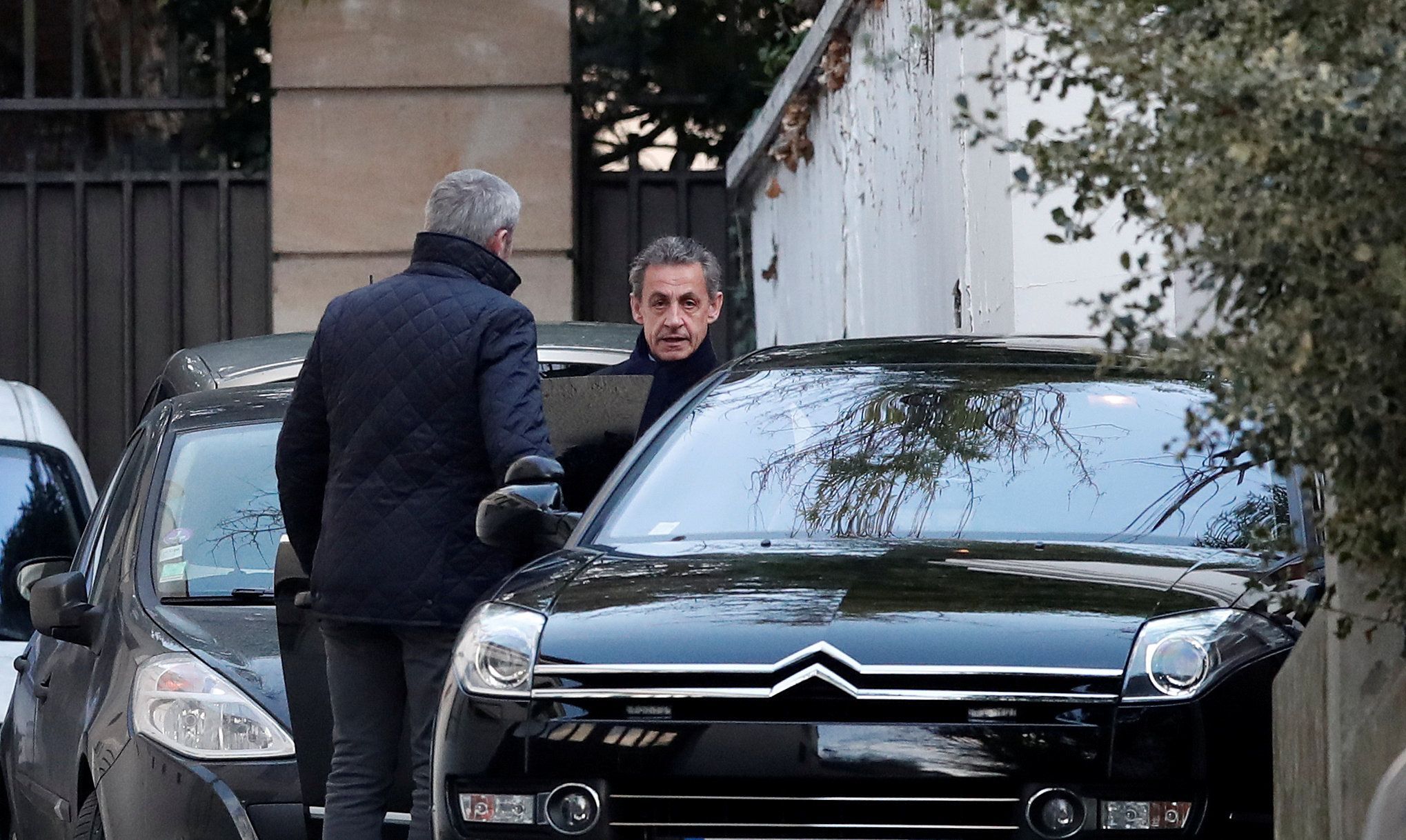 Nikolas Sarkozy na cestě na policii.