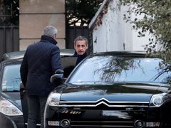 Nikolas Sarkozy na cestě na policii.