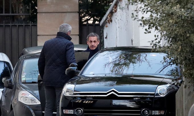 Nikolas Sarkozy na cestě na policii.