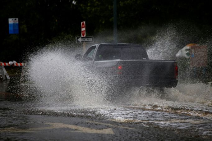 Hurikán Florence se blíží k východnímu pobřeží USA.