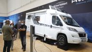 Že stavitelé obytných aut jen nemontují nástavby na podvozky Fiatu Ducato, dokazuje prototyp Knaus E.Power Drive. Ano, mechanický základ tvoří populární italská dodávka, ale pohonné ústrojí vyvíjí firma se specialisty společnosti HWA z Affalterbachu.