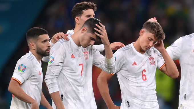 Zklamaní fotbalisté Španělska po vyřazení v penaltovém rozstřelu v semifinále Eura