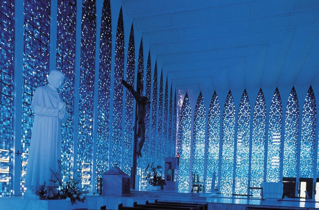 Oscar Niemeyer - Brasília - kostel - interiér