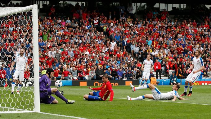 Petr Čech likviduje šanci Alvára Moraty z prvního poločasu zápasu proti Španělsku