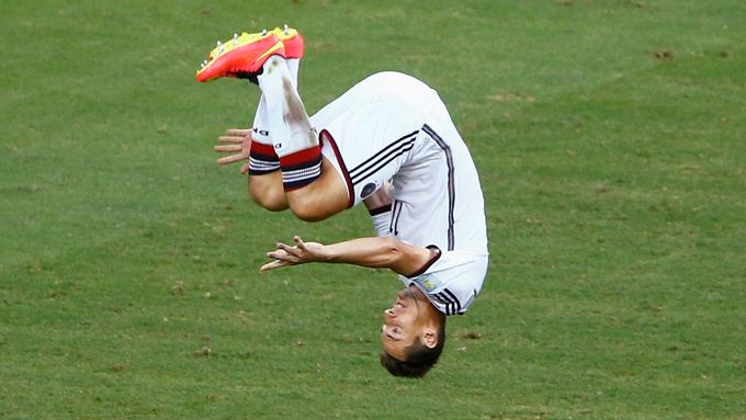 Miroslav Klose slaví typickým způsobem gól proti Ghaně.