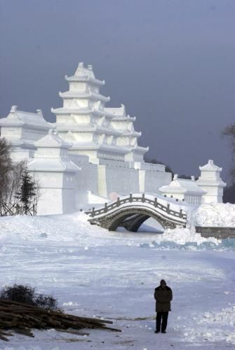 Sochy a budovy ze sněhu