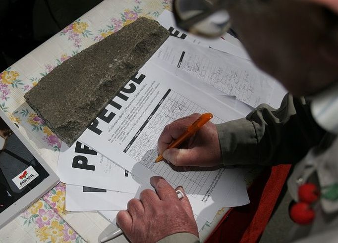 Účastníci prvomájové komunistické demonstrace v Brně před Janáčkovým divadlem se také mohli připojit k petici proti radarové základně v ČR.