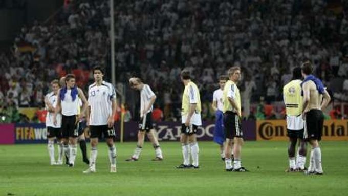 Zklamaní fotbalisté Německa po semifinálové porážce na MS od Italů.