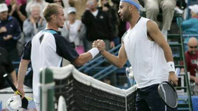 Australský tenista Lleyton Hewitt (vlevo) si podává ruku s vítězem turnaje v Las Vegas, domácím Robem Blakem.