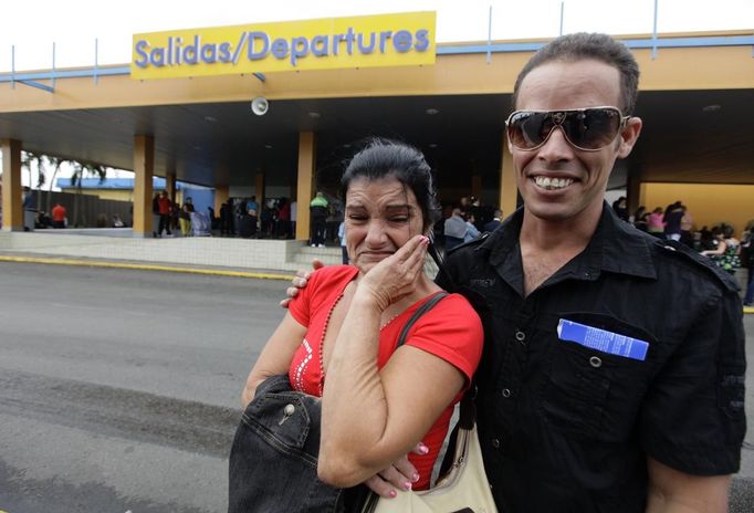 Niurka Gonzalez (L), cries while saying goodbye to her son Luis Salgado, nicknamed Chucho, as he prepares to board a flight to Miami, outside the Havana airport terminal March 13, 2013. Chucho was granted a U.S. visa based on his father's status as legal resident in Texas, and he was reunited in Miami with his father, Jesus Salgado, who had escaped Cuba on a frail boat ten years earlier. The Salgados are among many Cubans taking advantage of Cuba's new travel policy in place since last January, which allows citizens to leave the country with just a passport and no need for much-hated exit visas required since 1961. Picture taken March 13, 2013. REUTERS/Desmond Boylan (CUBA - Tags: POLITICS SOCIETY) Published: Dub. 11, 2013, 1:58 odp.