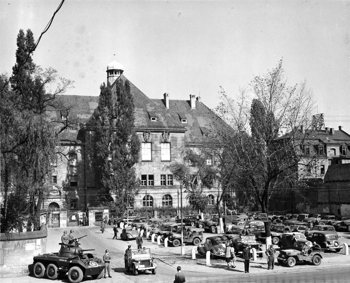 Ostraha soudní budovy byla početná. Nejsilněji se střežilo východní křídlo ve dnech, kdy porota vynášela rozsudky - tedy 30. září a 1. října.