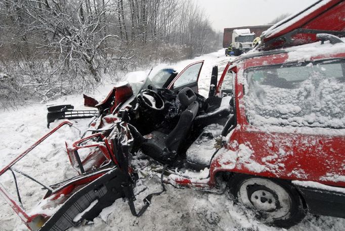 Takto vypadá vrak auta ve kterém přišel řidič v Ostravě o život.