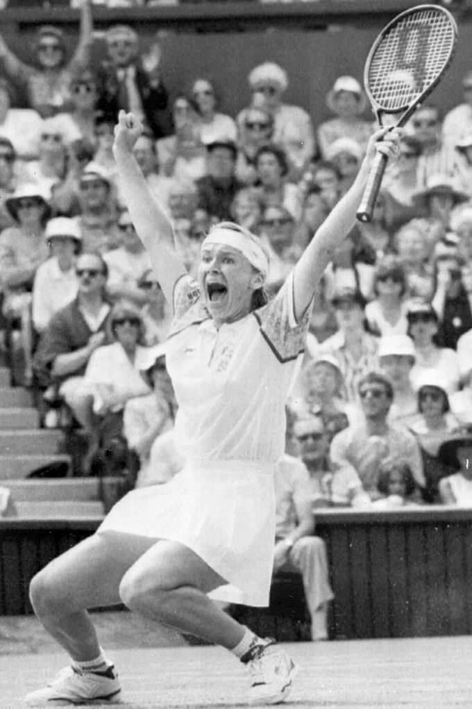 Tenistka Jana Novotná v roce 1993. Na snímku během tenisového turnaje na Wimbledonu, kde se raduje z vítězství nad Martinou Navrátilovou.